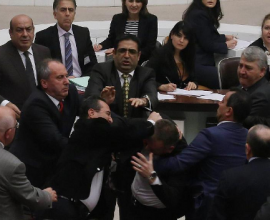  Ατέλειωτο ξύλο στην τουρκική Βουλή – Μπουνιές μεταξύ βουλευτών εξαιτίας κριτικής στον ψευτοσουλτάνο