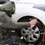  Κακοκαιρία «Ελπίς»: Συμβουλές για οδήγηση σε χιόνι και πάγο – Πώς τοποθετείτε σωστά τις αντιολισθητικές αλυσίδες στο αυτοκίνητό